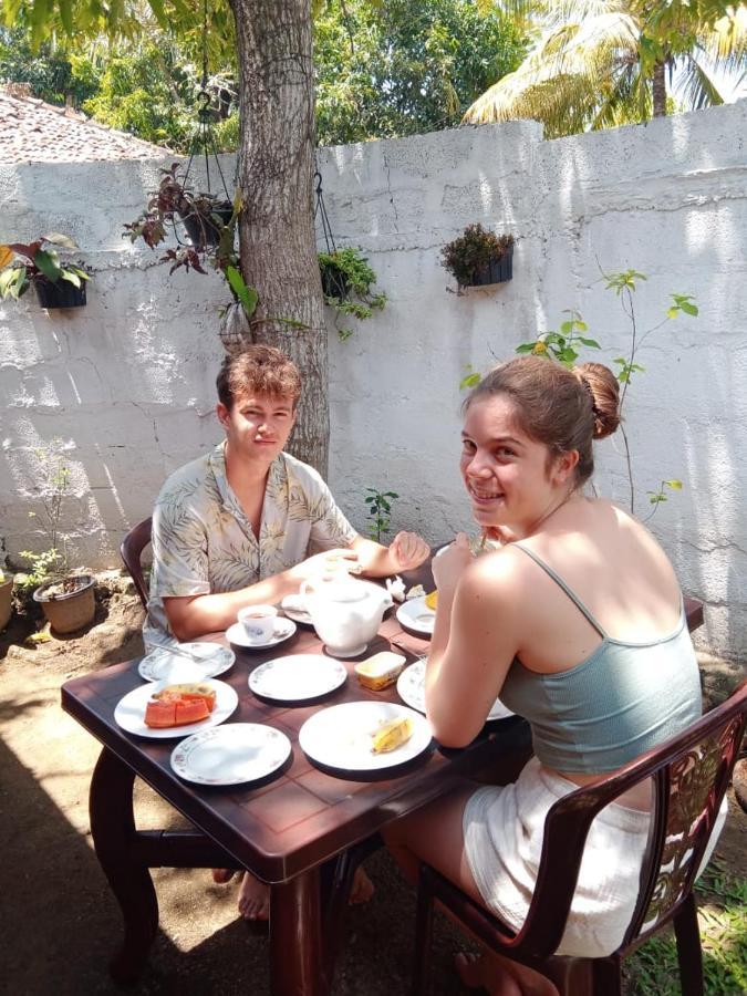 Menaka Homestay Тангале Екстериор снимка
