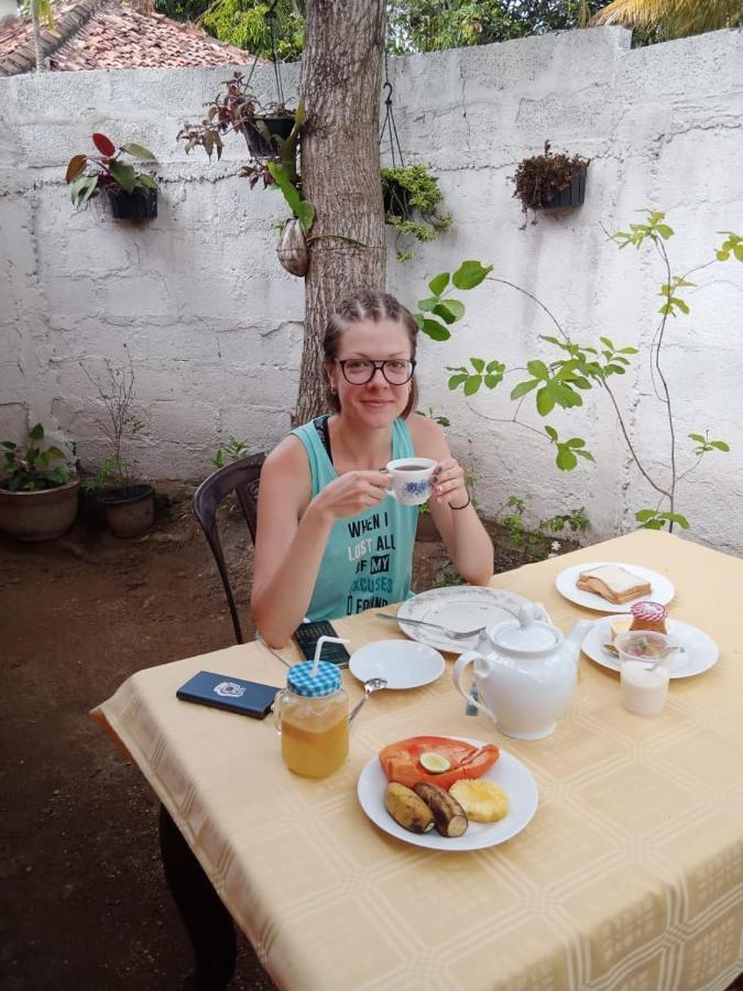 Menaka Homestay Тангале Екстериор снимка