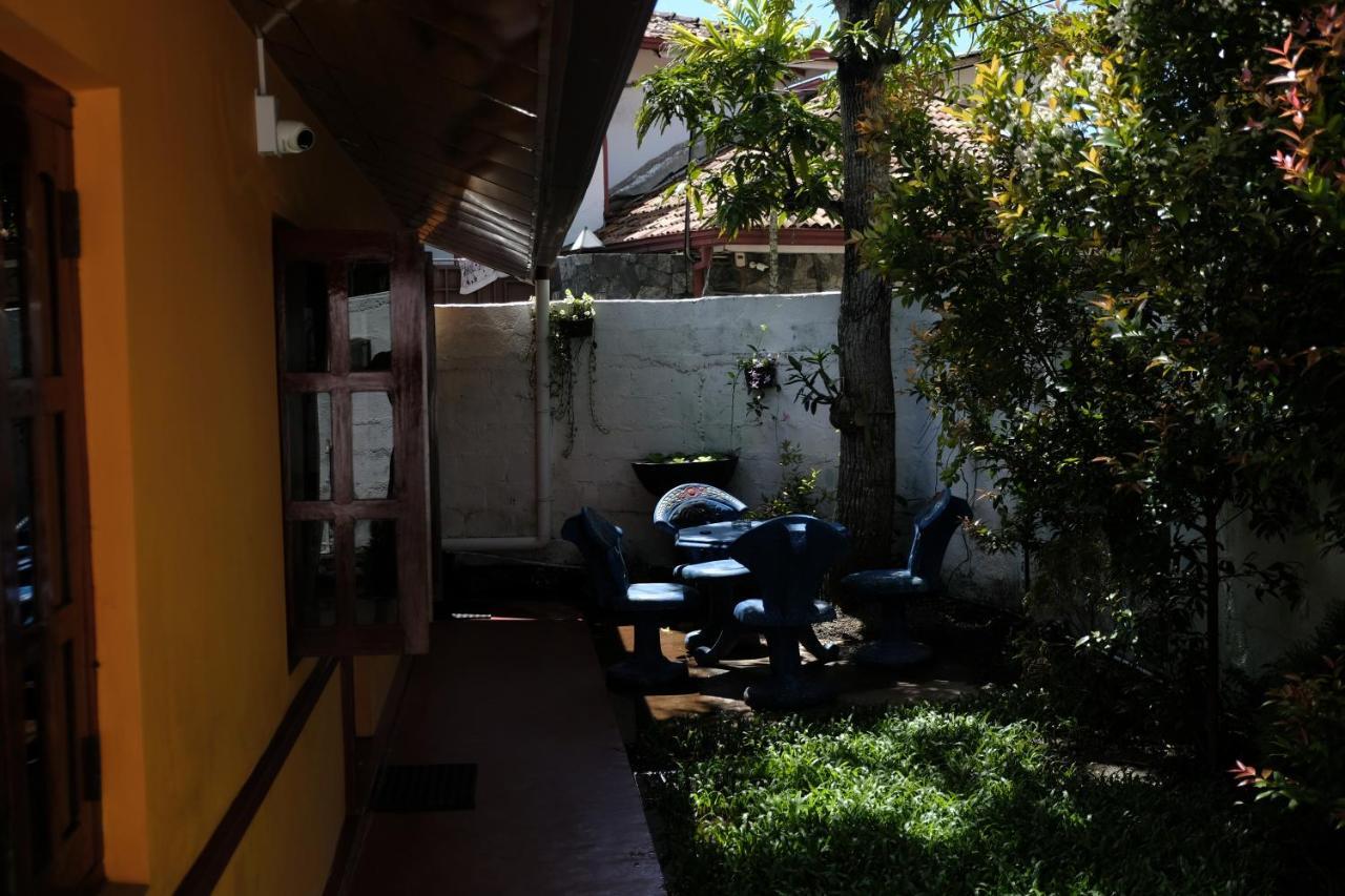 Menaka Homestay Тангале Екстериор снимка